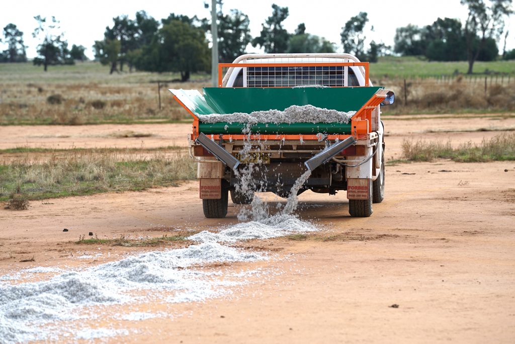 Daniher Bale Feeder - Unloading cotton seeds