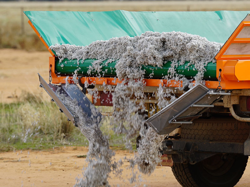 Optional feeder side chutes spreading cotton seed from the belt