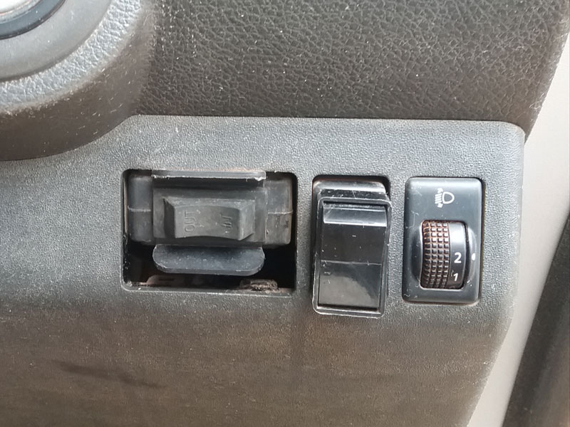 In-cab rocker switch on the dashboard for operating the bale feeder