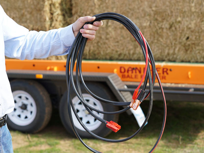 Wiring loom for connecting the bale feeder to the vehicle battery